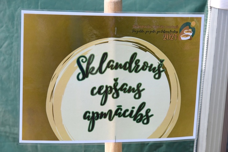 Sklandraušu festivāls Dundagā gaida visus Latvijas tradicionālā mantojuma cienītājus. Foto: Visvaldis Biezbārdis Sklandraušu festivāls Dundagā gaida visus Latvijas tradicionālā mantojuma cienītājus. Foto: Visvaldis Biezbārdis 357185
