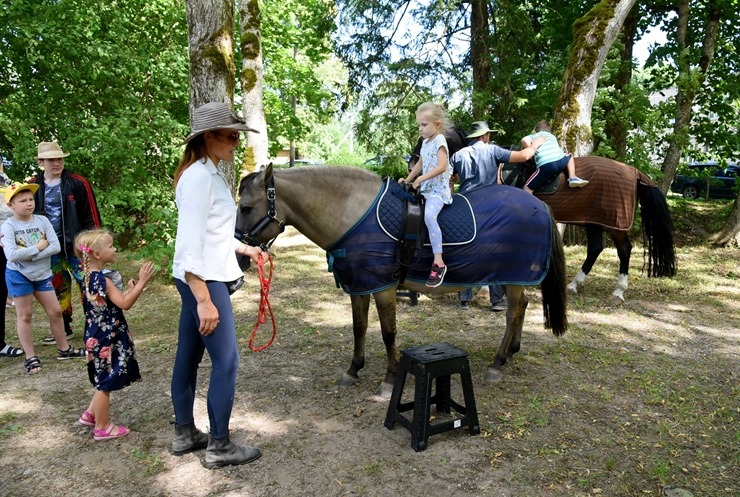 Sklandraušu festivāls Dundagā gaida visus Latvijas tradicionālā mantojuma cienītājus. Foto: Visvaldis Biezbārdis Sklandraušu festivāls Dundagā gaida visus Latvijas tradicionālā mantojuma cienītājus. Foto: Visvaldis Biezbārdis 357186