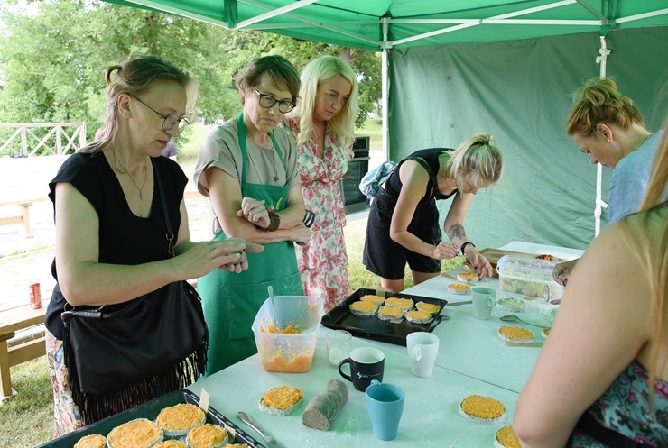 Sklandraušu festivāls Dundagā gaida visus Latvijas tradicionālā mantojuma cienītājus. Foto: Visvaldis Biezbārdis Sklandraušu festivāls Dundagā gaida visus Latvijas tradicionālā mantojuma cienītājus. Foto: Visvaldis Biezbārdis 357162