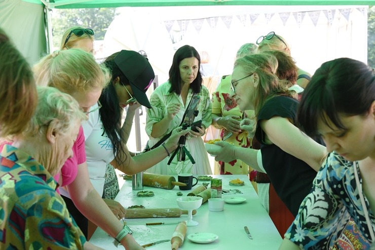 Sklandraušu festivāls Dundagā gaida visus Latvijas tradicionālā mantojuma cienītājus. Foto: Visvaldis Biezbārdis Sklandraušu festivāls Dundagā gaida visus Latvijas tradicionālā mantojuma cienītājus. Foto: Visvaldis Biezbārdis 357164
