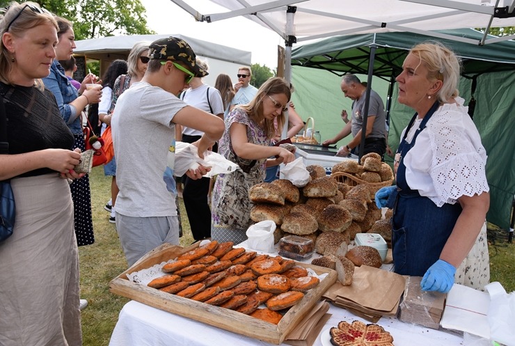 Sklandraušu festivāls Dundagā gaida visus Latvijas tradicionālā mantojuma cienītājus. Foto: Visvaldis Biezbārdis Sklandraušu festivāls Dundagā gaida visus Latvijas tradicionālā mantojuma cienītājus. Foto: Visvaldis Biezbārdis 357165