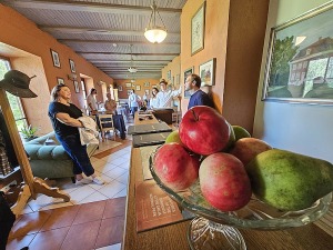 Iepazīstam lauku viesnīcu «Kārļamuiža» Cēsu novadā un izgaršojam dārza ābolus 16