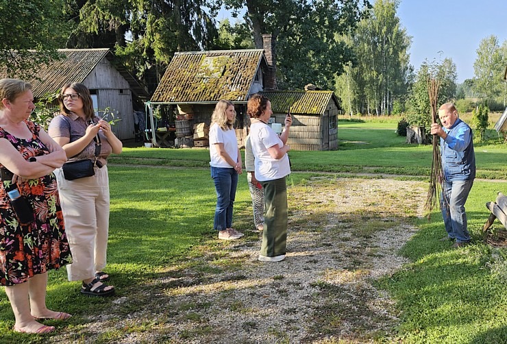 Kaņepju saimniecībā «Adzelvieši» Valmieras novadā iepazīstam virvju pīšanu un iepērkam kaņepju produktus Kaņepju saimniecībā «Adzelvieši» Valmieras novadā iepazīstam virvju pīšanu un iepērkam kaņepju produktus 358855