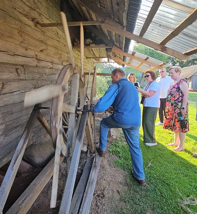 Kaņepju saimniecībā «Adzelvieši» Valmieras novadā iepazīstam virvju pīšanu un iepērkam kaņepju produktus Kaņepju saimniecībā «Adzelvieši» Valmieras novadā iepazīstam virvju pīšanu un iepērkam kaņepju produktus 358858