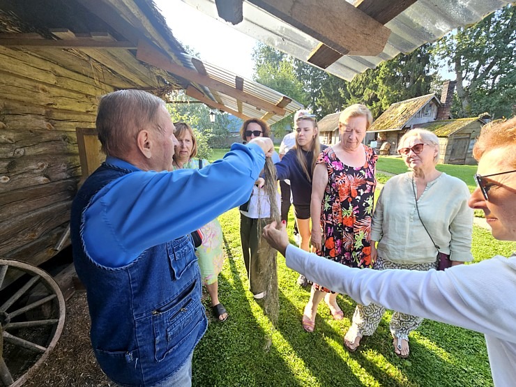 Kaņepju saimniecībā «Adzelvieši» Valmieras novadā iepazīstam virvju pīšanu un iepērkam kaņepju produktus Kaņepju saimniecībā «Adzelvieši» Valmieras novadā iepazīstam virvju pīšanu un iepērkam kaņepju produktus 358859