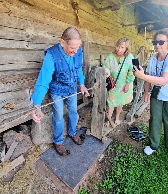 Kaņepju saimniecībā «Adzelvieši» Valmieras novadā iepazīstam virvju pīšanu un iepērkam kaņepju produktus Kaņepju saimniecībā «Adzelvieši» Valmieras novadā iepazīstam virvju pīšanu un iepērkam kaņepju produktus 358860