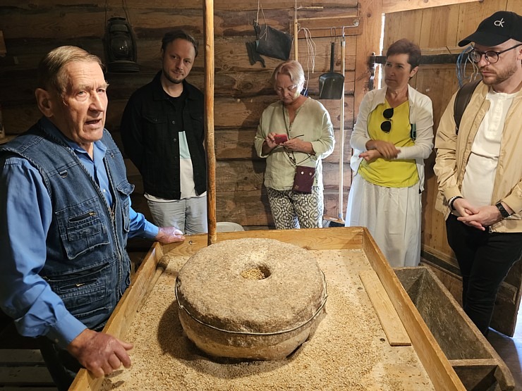 Kaņepju saimniecībā «Adzelvieši» Valmieras novadā iepazīstam virvju pīšanu un iepērkam kaņepju produktus Kaņepju saimniecībā «Adzelvieši» Valmieras novadā iepazīstam virvju pīšanu un iepērkam kaņepju produktus 358865