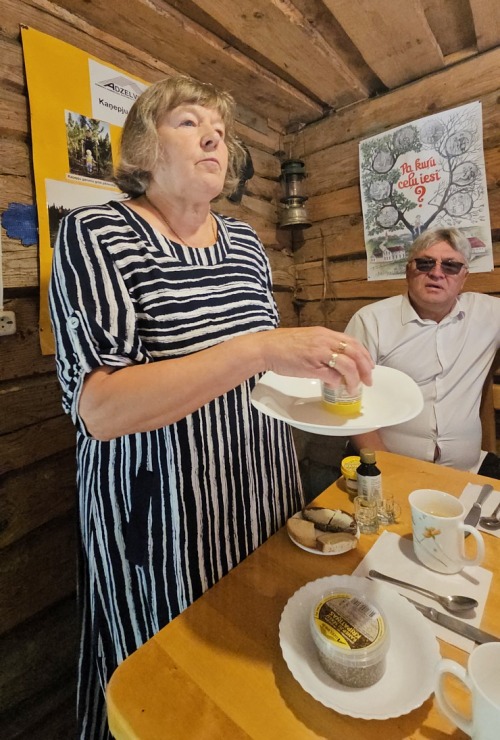 Kaņepju saimniecībā «Adzelvieši» Valmieras novadā iepazīstam virvju pīšanu un iepērkam kaņepju produktus Kaņepju saimniecībā «Adzelvieši» Valmieras novadā iepazīstam virvju pīšanu un iepērkam kaņepju produktus 358868