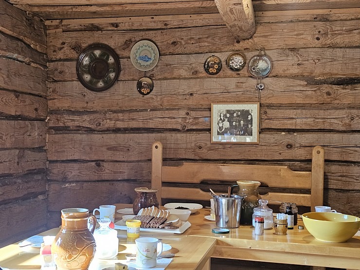 Kaņepju saimniecībā «Adzelvieši» Valmieras novadā iepazīstam virvju pīšanu un iepērkam kaņepju produktus Kaņepju saimniecībā «Adzelvieši» Valmieras novadā iepazīstam virvju pīšanu un iepērkam kaņepju produktus 358874