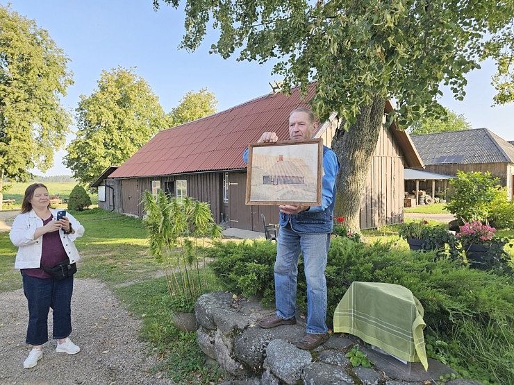 Kaņepju saimniecībā «Adzelvieši» Valmieras novadā iepazīstam virvju pīšanu un iepērkam kaņepju produktus Kaņepju saimniecībā «Adzelvieši» Valmieras novadā iepazīstam virvju pīšanu un iepērkam kaņepju produktus 358848