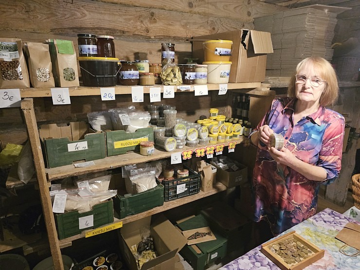 Kaņepju saimniecībā «Adzelvieši» Valmieras novadā iepazīstam virvju pīšanu un iepērkam kaņepju produktus Kaņepju saimniecībā «Adzelvieši» Valmieras novadā iepazīstam virvju pīšanu un iepērkam kaņepju produktus 358875