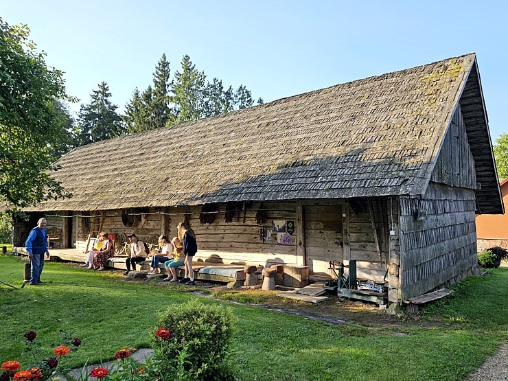 Kaņepju saimniecībā «Adzelvieši» Valmieras novadā iepazīstam virvju pīšanu un iepērkam kaņepju produktus Kaņepju saimniecībā «Adzelvieši» Valmieras novadā iepazīstam virvju pīšanu un iepērkam kaņepju produktus 358850