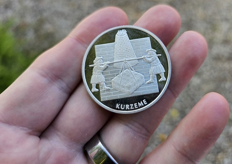 Kaņepju saimniecībā «Adzelvieši» Valmieras novadā iepazīstam virvju pīšanu un iepērkam kaņepju produktus Kaņepju saimniecībā «Adzelvieši» Valmieras novadā iepazīstam virvju pīšanu un iepērkam kaņepju produktus 358851
