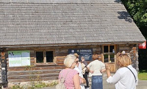 Cēsu novada Drabešu pagastā apmeklējam devona smilšakmens Zvārtes iezi Amatas upes krastā 15