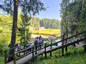 Dodamies pārgājienā pa Līgatnes dabas takām un lūkojam daudzās alas 27