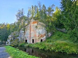 Dodamies pārgājienā pa Līgatnes dabas takām un lūkojam daudzās alas 30