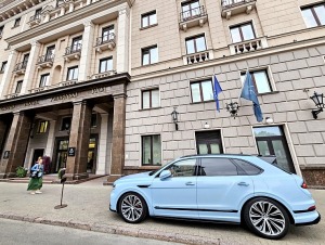 «Grand Hotel Kempinski Riga» atklāj mākslinieka Dāvida Jāņa Baumaņa izstādi «Freedom» 25