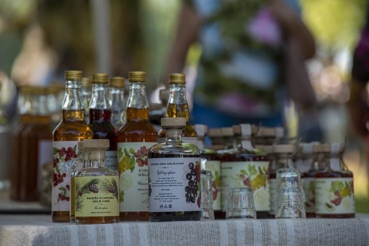 Zaubes savvaļas kulinārais festivāls pulcē dabas garšu un tautas pavārmākslas cienītājus. Foto: Andris Eglītis 359720