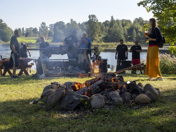 Zaubes savvaļas kulinārais festivāls pulcē dabas garšu un tautas pavārmākslas cienītājus. Foto: Andris Eglītis 359736