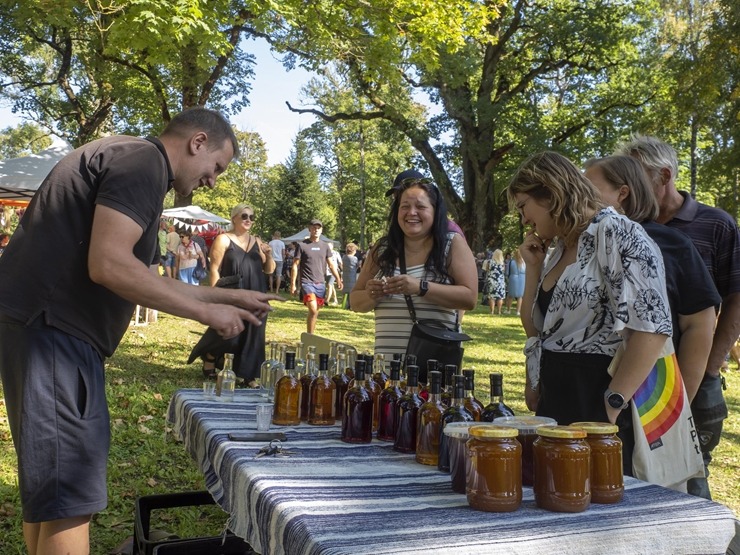 Zaubes savvaļas kulinārais festivāls pulcē dabas garšu un tautas pavārmākslas cienītājus. Foto: Andris Eglītis 359756