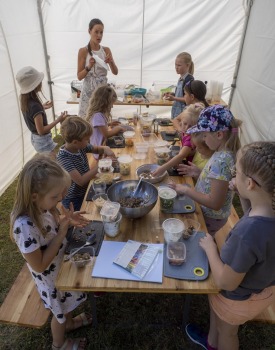 Zaubes savvaļas kulinārais festivāls pulcē dabas garšu un tautas pavārmākslas cienītājus. Foto: Andris Eglītis 30