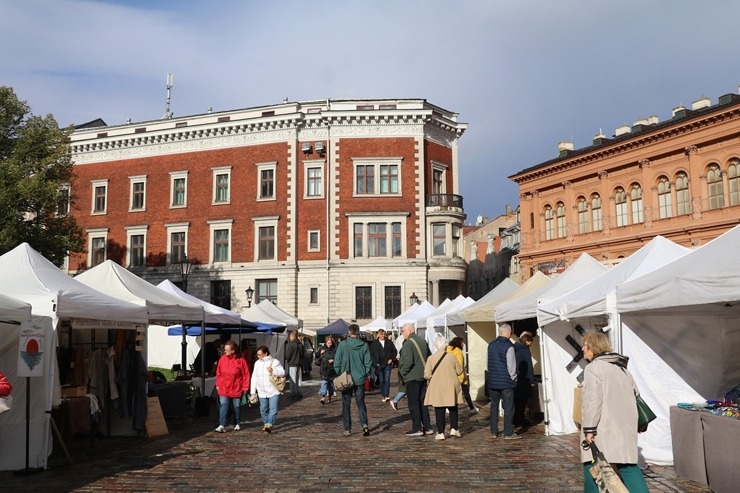 Rīgas Doma laukumā rīdzinieki un viesi iepazīst Miķeldienas tirgus latviešu amatnieku darinājumus Rīgas Doma laukumā rīdzinieki un viesi iepazīst Miķeldienas tirgus latviešu amatnieku darinājumus 360421