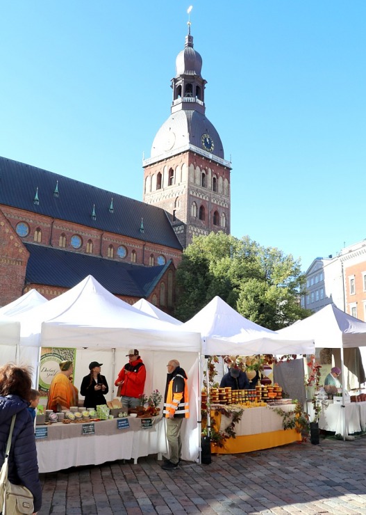 Rīgas Doma laukumā rīdzinieki un viesi iepazīst Miķeldienas tirgus latviešu amatnieku darinājumus Rīgas Doma laukumā rīdzinieki un viesi iepazīst Miķeldienas tirgus latviešu amatnieku darinājumus 360450