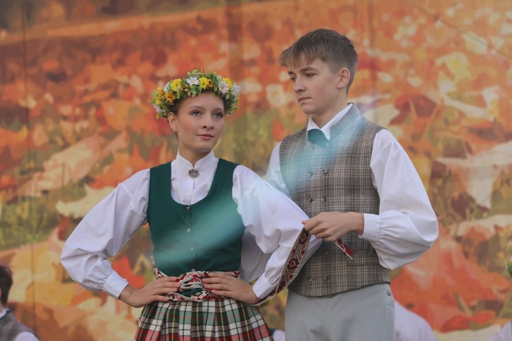 Rīgas Doma laukumā rīdzinieki un viesi iepazīst Miķeldienas tirgus latviešu amatnieku darinājumus Rīgas Doma laukumā rīdzinieki un viesi iepazīst Miķeldienas tirgus latviešu amatnieku darinājumus 360424