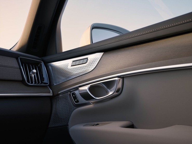 Jaunais premium klases septiņvietīgs automobilis «Volvo XC90» cer uz auto ceļotāju atzinību. Foto: Volvo.com Jaunais premium klases septiņvietīgs automobilis «Volvo XC90» cer uz auto ceļotāju atzinību. Foto: Volvo.com 360571