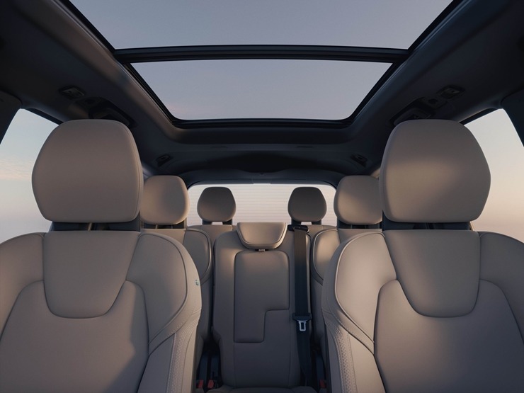 Jaunais premium klases septiņvietīgs automobilis «Volvo XC90» cer uz auto ceļotāju atzinību. Foto: Volvo.com Jaunais premium klases septiņvietīgs automobilis «Volvo XC90» cer uz auto ceļotāju atzinību. Foto: Volvo.com 360573