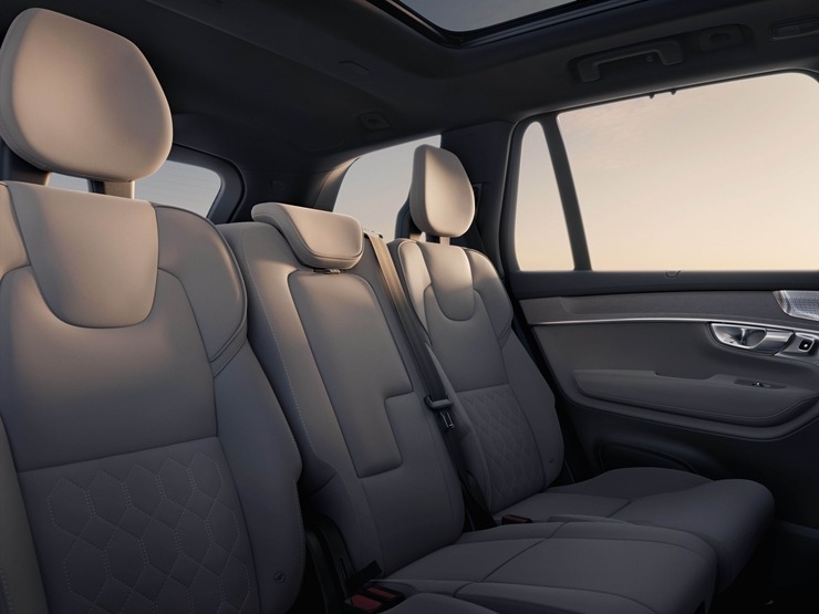 Jaunais premium klases septiņvietīgs automobilis «Volvo XC90» cer uz auto ceļotāju atzinību. Foto: Volvo.com Jaunais premium klases septiņvietīgs automobilis «Volvo XC90» cer uz auto ceļotāju atzinību. Foto: Volvo.com 360576