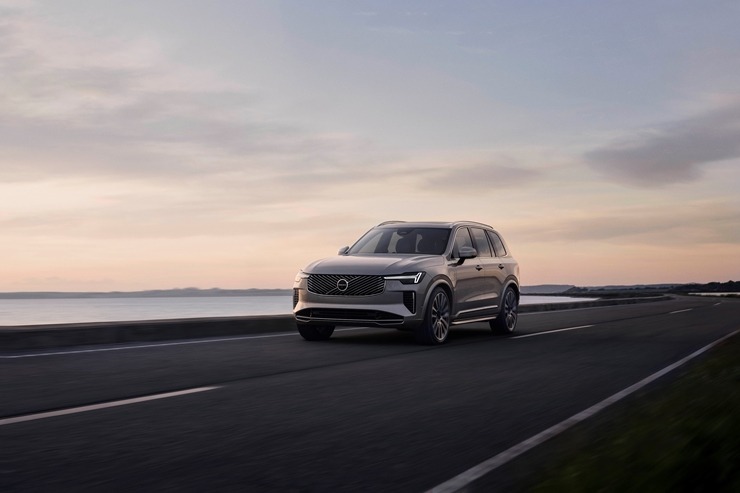 Jaunais premium klases septiņvietīgs automobilis «Volvo XC90» cer uz auto ceļotāju atzinību. Foto: Volvo.com Jaunais premium klases septiņvietīgs automobilis «Volvo XC90» cer uz auto ceļotāju atzinību. Foto: Volvo.com 360559