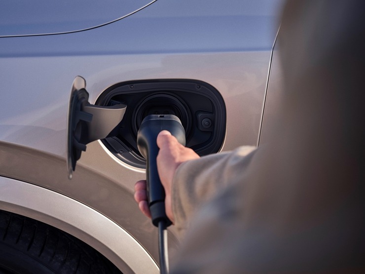 Jaunais premium klases septiņvietīgs automobilis «Volvo XC90» cer uz auto ceļotāju atzinību. Foto: Volvo.com Jaunais premium klases septiņvietīgs automobilis «Volvo XC90» cer uz auto ceļotāju atzinību. Foto: Volvo.com 360577