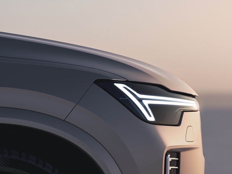 Jaunais premium klases septiņvietīgs automobilis «Volvo XC90» cer uz auto ceļotāju atzinību. Foto: Volvo.com Jaunais premium klases septiņvietīgs automobilis «Volvo XC90» cer uz auto ceļotāju atzinību. Foto: Volvo.com 360578