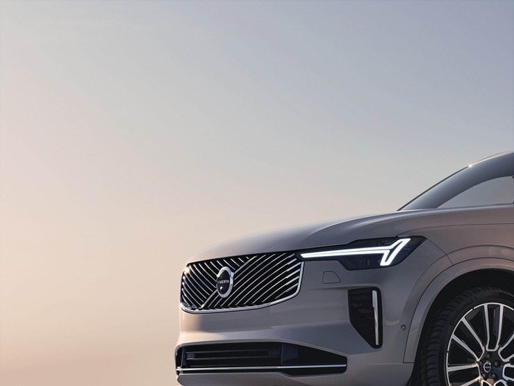 Jaunais premium klases septiņvietīgs automobilis «Volvo XC90» cer uz auto ceļotāju atzinību. Foto: Volvo.com Jaunais premium klases septiņvietīgs automobilis «Volvo XC90» cer uz auto ceļotāju atzinību. Foto: Volvo.com 360579