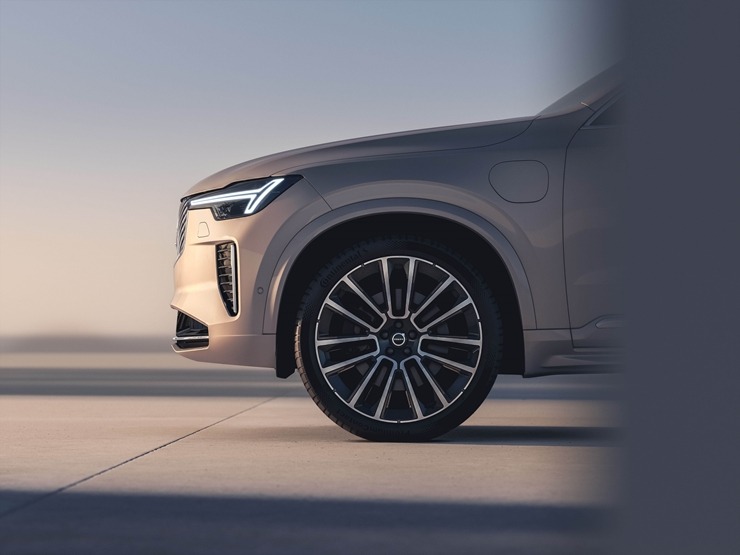 Jaunais premium klases septiņvietīgs automobilis «Volvo XC90» cer uz auto ceļotāju atzinību. Foto: Volvo.com Jaunais premium klases septiņvietīgs automobilis «Volvo XC90» cer uz auto ceļotāju atzinību. Foto: Volvo.com 360580