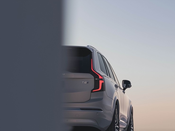 Jaunais premium klases septiņvietīgs automobilis «Volvo XC90» cer uz auto ceļotāju atzinību. Foto: Volvo.com Jaunais premium klases septiņvietīgs automobilis «Volvo XC90» cer uz auto ceļotāju atzinību. Foto: Volvo.com 360581