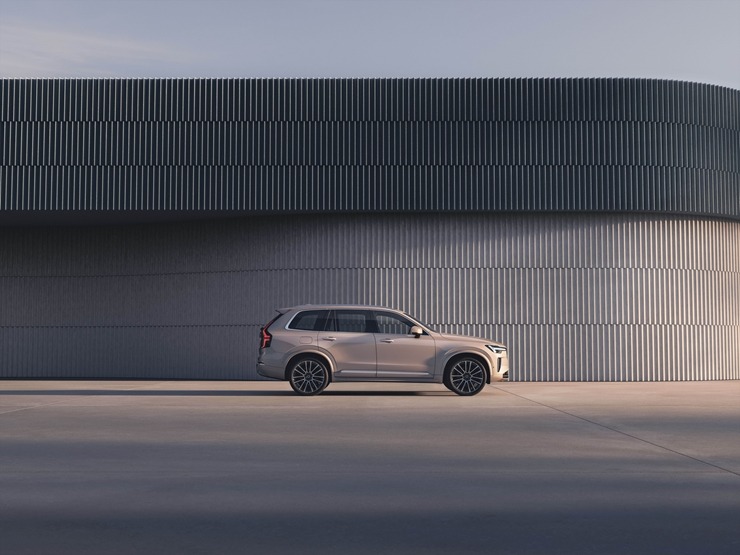 Jaunais premium klases septiņvietīgs automobilis «Volvo XC90» cer uz auto ceļotāju atzinību. Foto: Volvo.com Jaunais premium klases septiņvietīgs automobilis «Volvo XC90» cer uz auto ceļotāju atzinību. Foto: Volvo.com 360582