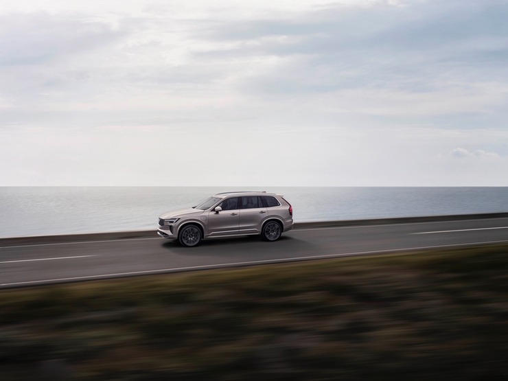 Jaunais premium klases septiņvietīgs automobilis «Volvo XC90» cer uz auto ceļotāju atzinību. Foto: Volvo.com Jaunais premium klases septiņvietīgs automobilis «Volvo XC90» cer uz auto ceļotāju atzinību. Foto: Volvo.com 360560
