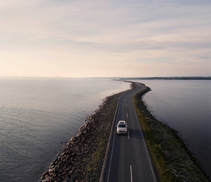 Jaunais premium klases septiņvietīgs automobilis «Volvo XC90» cer uz auto ceļotāju atzinību. Foto: Volvo.com Jaunais premium klases septiņvietīgs automobilis «Volvo XC90» cer uz auto ceļotāju atzinību. Foto: Volvo.com 360561