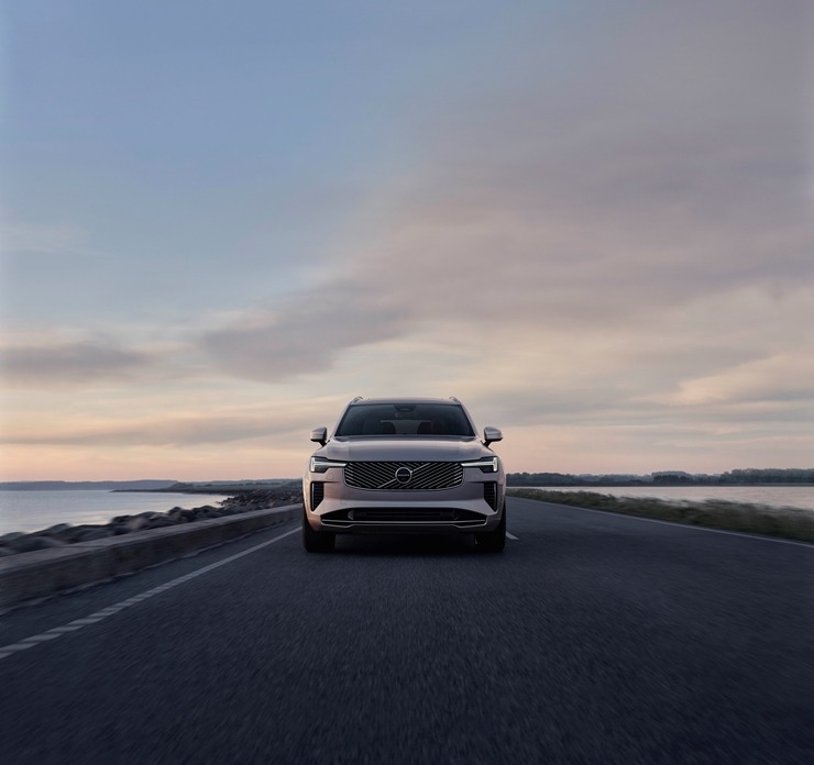 Jaunais premium klases septiņvietīgs automobilis «Volvo XC90» cer uz auto ceļotāju atzinību. Foto: Volvo.com Jaunais premium klases septiņvietīgs automobilis «Volvo XC90» cer uz auto ceļotāju atzinību. Foto: Volvo.com 360562