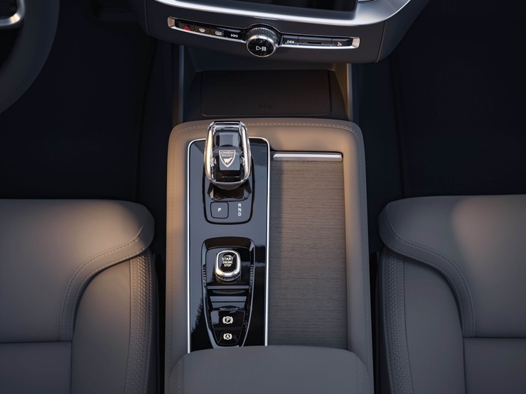 Jaunais premium klases septiņvietīgs automobilis «Volvo XC90» cer uz auto ceļotāju atzinību. Foto: Volvo.com Jaunais premium klases septiņvietīgs automobilis «Volvo XC90» cer uz auto ceļotāju atzinību. Foto: Volvo.com 360564