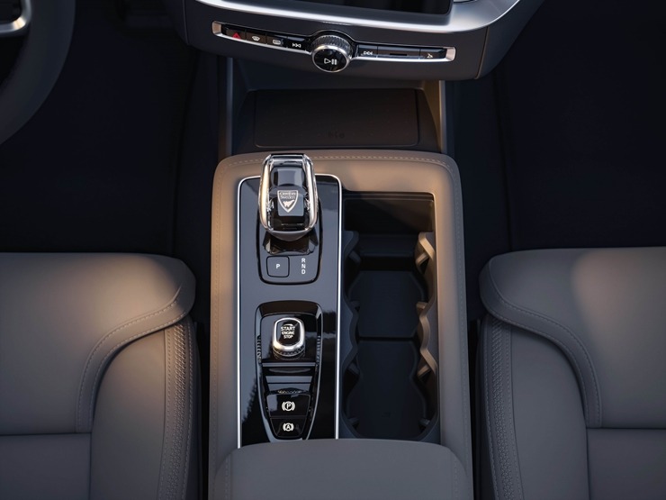 Jaunais premium klases septiņvietīgs automobilis «Volvo XC90» cer uz auto ceļotāju atzinību. Foto: Volvo.com Jaunais premium klases septiņvietīgs automobilis «Volvo XC90» cer uz auto ceļotāju atzinību. Foto: Volvo.com 360566