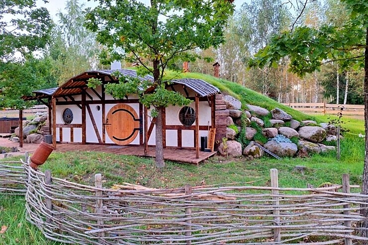 Visiem par brīnumu jauna naktsmītne «Hobbit house» ir atvērta Ogres novadā. Foto: Hobbit house 360628