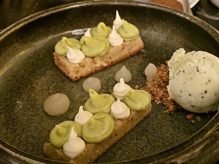 Lai iepazītu Madeiras tradicionālās garšas mūsdienu versijā, tad jāapmeklē Funšalas restorānu «Kampo». Sadarbībā ar «airBaltic» Lai iepazītu Madeiras tradicionālās garšas mūsdienu versijā, tad jāapmeklē Funšalas restorānu «Kampo». Sadarbībā ar «airBaltic» 361690