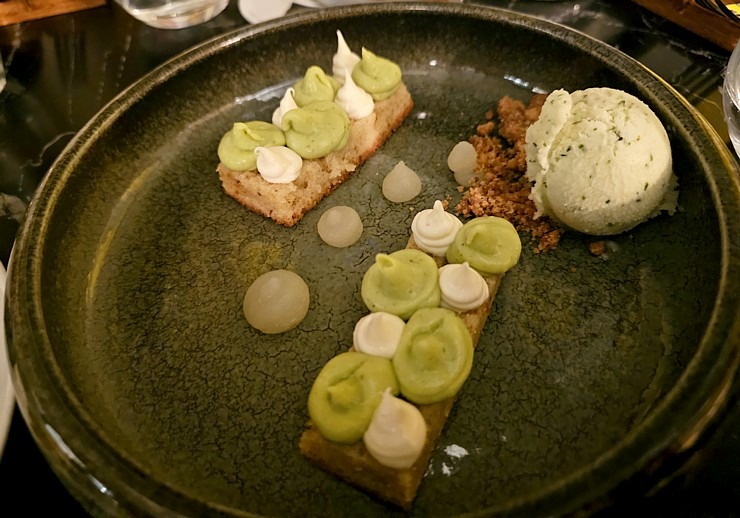 Lai iepazītu Madeiras tradicionālās garšas mūsdienu versijā, tad jāapmeklē Funšalas restorānu «Kampo». Sadarbībā ar «airBaltic» Lai iepazītu Madeiras tradicionālās garšas mūsdienu versijā, tad jāapmeklē Funšalas restorānu «Kampo». Sadarbībā ar «airBaltic» 361691