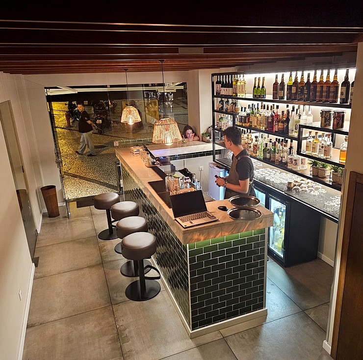 Lai iepazītu Madeiras tradicionālās garšas mūsdienu versijā, tad jāapmeklē Funšalas restorānu «Kampo». Sadarbībā ar «airBaltic» Lai iepazītu Madeiras tradicionālās garšas mūsdienu versijā, tad jāapmeklē Funšalas restorānu «Kampo». Sadarbībā ar «airBaltic» 361675