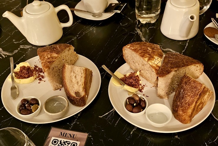 Lai iepazītu Madeiras tradicionālās garšas mūsdienu versijā, tad jāapmeklē Funšalas restorānu «Kampo». Sadarbībā ar «airBaltic» Lai iepazītu Madeiras tradicionālās garšas mūsdienu versijā, tad jāapmeklē Funšalas restorānu «Kampo». Sadarbībā ar «airBaltic» 361678