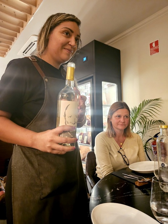 Lai iepazītu Madeiras tradicionālās garšas mūsdienu versijā, tad jāapmeklē Funšalas restorānu «Kampo». Sadarbībā ar «airBaltic» Lai iepazītu Madeiras tradicionālās garšas mūsdienu versijā, tad jāapmeklē Funšalas restorānu «Kampo». Sadarbībā ar «airBaltic» 361680