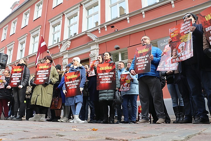 Latvijas ēdinātāji lielā skaitā pie Saeimas aicina politiķus samazināt PVN un uzklausīt nozares prasības 362695